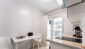 Wasserkocher mit Kaffee-/Teezubehör, Kühlschrank, Mikrowelle, Ofen
