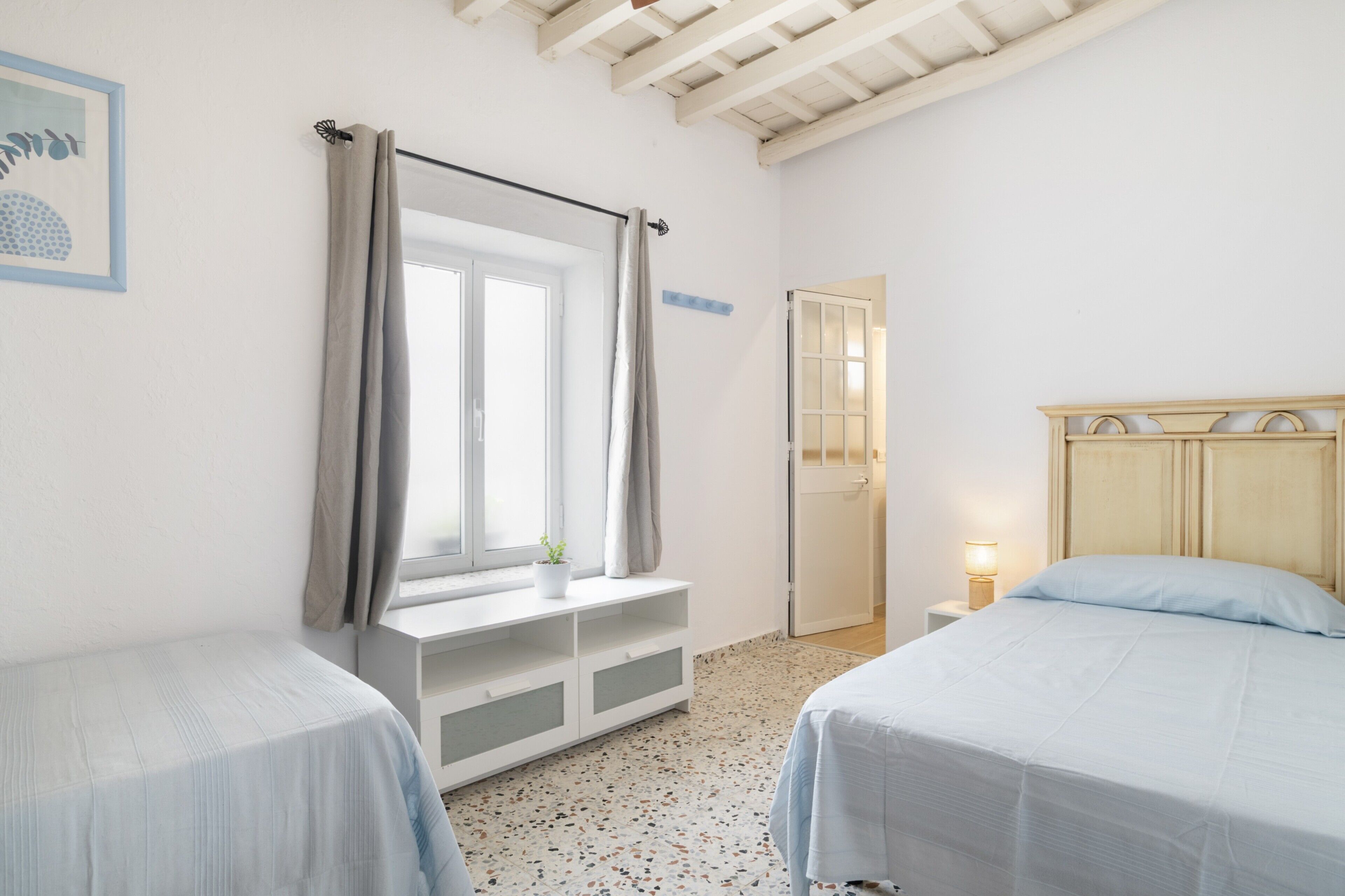 Tabla de planchar con plancha, wifi, ropa de cama
