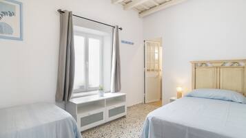 Tabla de planchar con plancha, wifi, ropa de cama