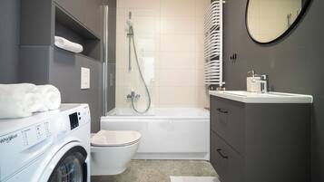 Family Apartment | Bathroom | Towels, soap, shampoo, toilet paper