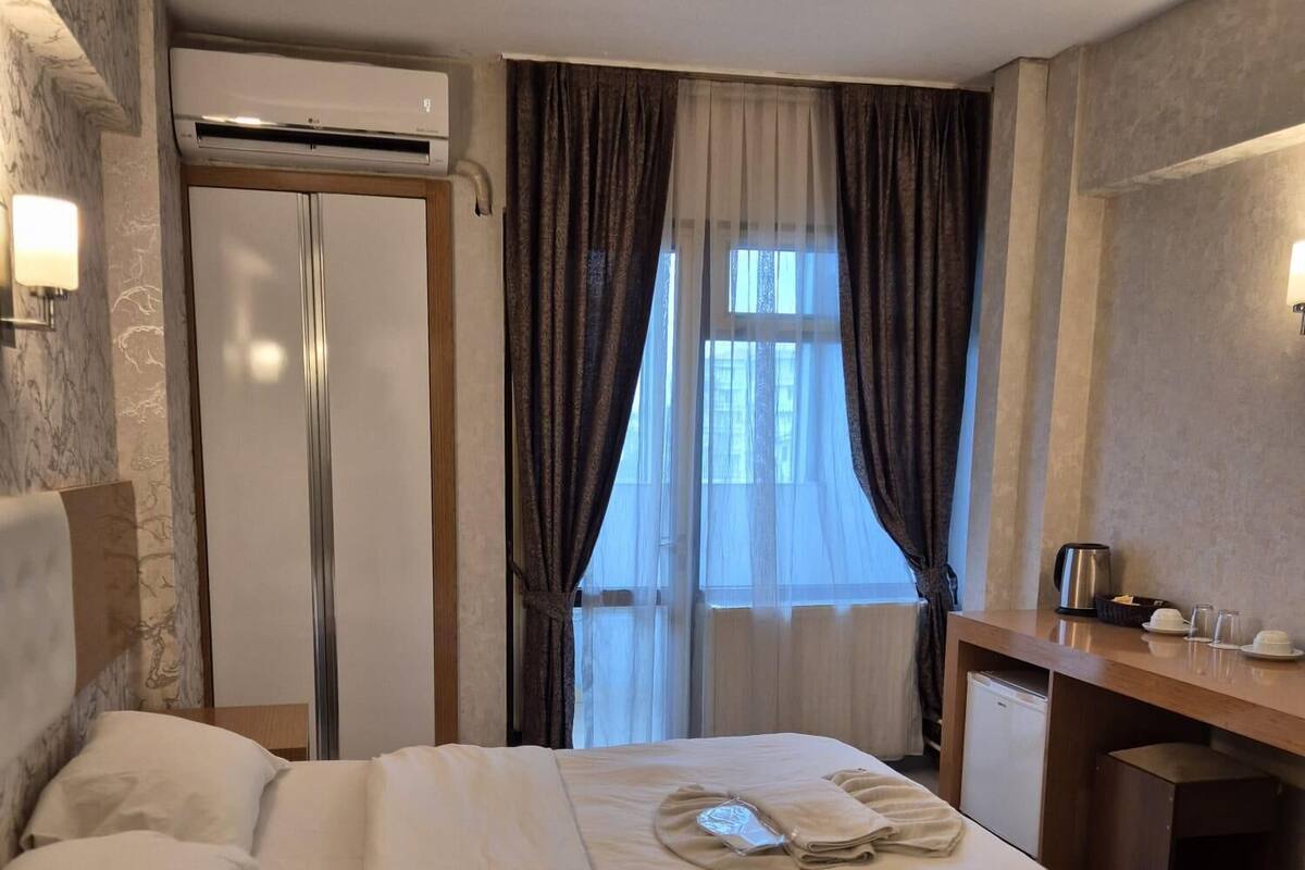 Basic Double Room Single Use, City View | Peti besi dalam bilik, meja, ruang kerja komputer riba, Wi-fi percuma 
