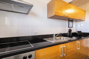 Coffee/tea maker, fridge, microwave, oven - Monumental Apartment 712 Balcony Sea View (Funchal)