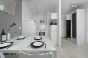 Fridge, oven, stovetop, dishwasher - Modern Apartment with Balcony | Close to the Botanical Garden (Wrocław)