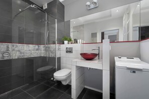 Shower, hair dryer, towels, shampoo - Modern Apartment with Balcony | Close to the Botanical Garden (Wrocław)