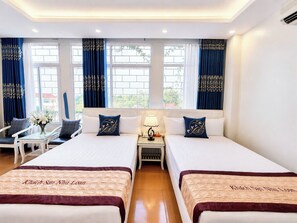 Doppel- oder Zweibettzimmer, Stadtblick | Schreibtisch, laptopgeeigneter Arbeitsplatz, kostenloses WLAN