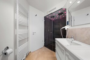 Douche, sèche-cheveux