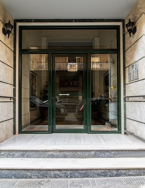 Exterior detail - 2BR Koukaki Suite Near Metro & Acropolis (Athens)