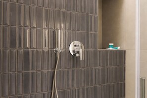 Dusche, Haartrockner, Bidet, Handtücher