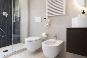 Regadera, secadora de cabello, bidet, toallas 