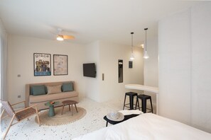 Room - Cozy Studio By Metro | Huge Rooftop | Starlink (Athens)