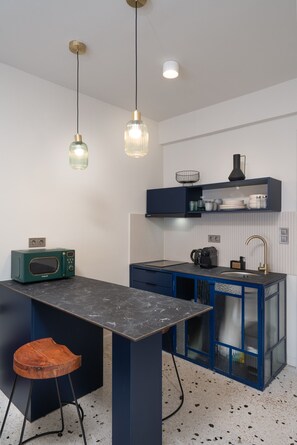 Private kitchen - Elegant Studio | Metro | Starlink | Rooftop Views (Athens)