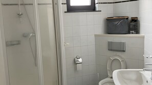 Bathroom - Beautiful Bungalow for Families with Private Entrance (Weilerswist)