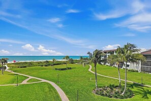 Ein Resort mit einem Weg zum Strand, Palmen und Blick auf den Ozean.
