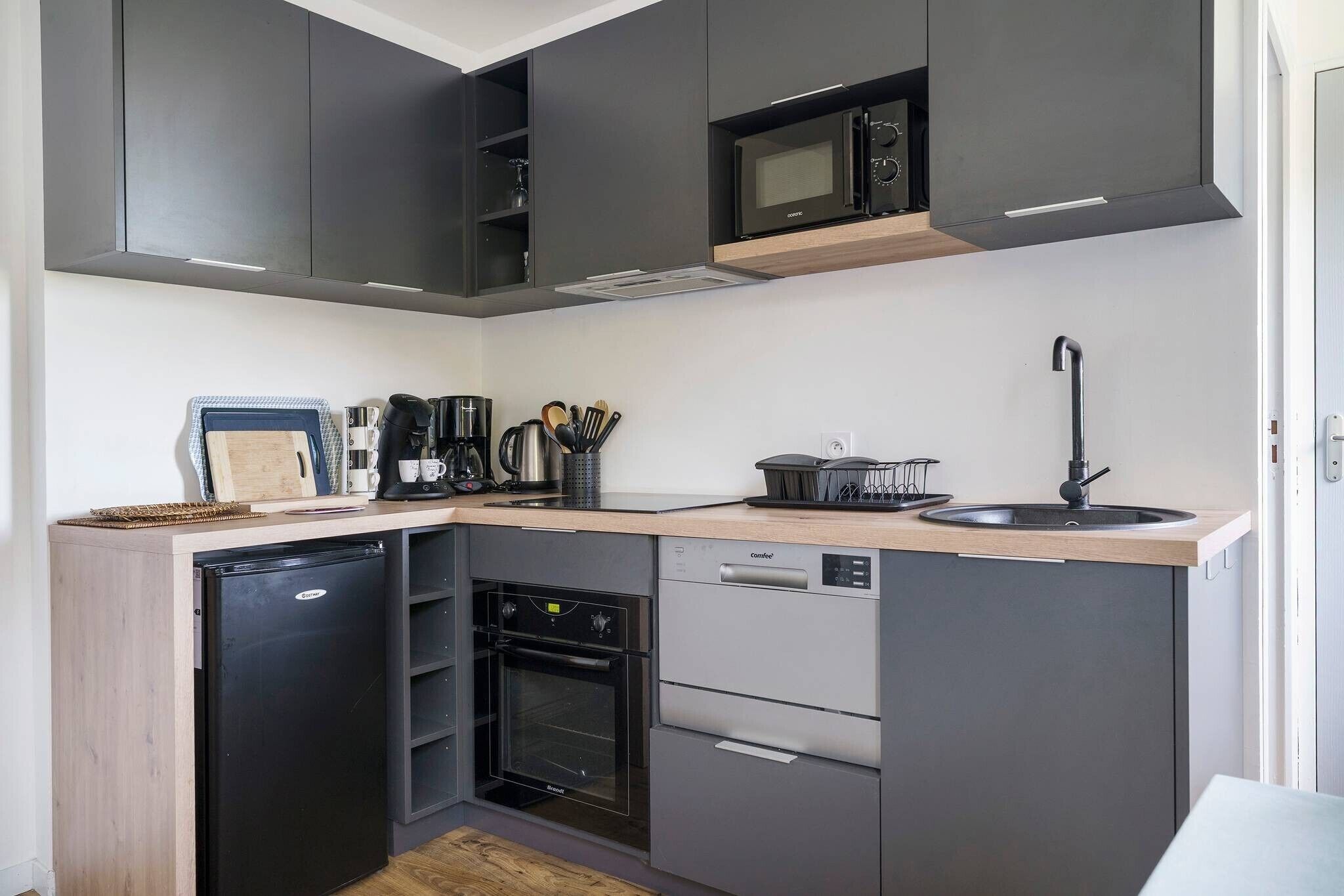 Wasserkocher mit Kaffee-/Teezubehör, Kühlschrank, Mikrowelle, Ofen