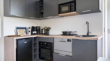 Wasserkocher mit Kaffee-/Teezubehör, Kühlschrank, Mikrowelle, Ofen