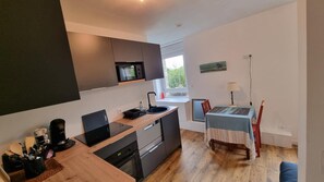 Fridge, microwave, oven, stovetop - Apartment Near the Sea in Cancale (Cancale)