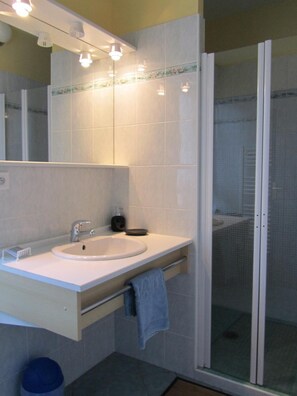 Shower, hair dryer, towels - Apartment Near the Sea in Cancale (Cancale)
