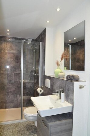 Bathroom - N37-modern eingerichtete Zimmer (Aldingen)