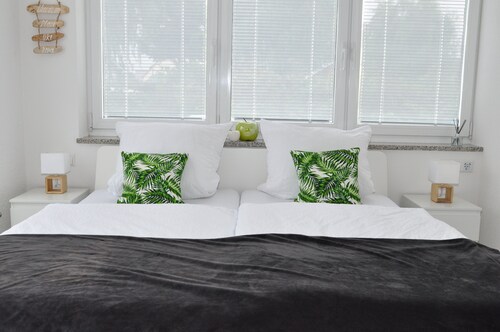N37-modern eingerichtete Zimmer