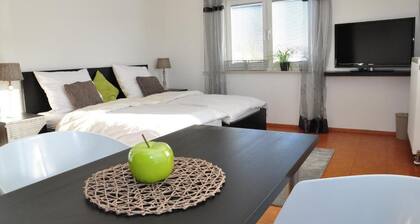 N37-modern eingerichtete Zimmer