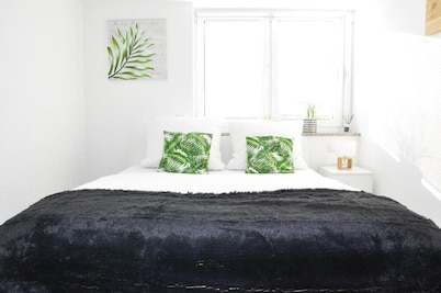 N37-modern eingerichtete Zimmer