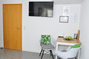 Single Room, Non Smoking | Interior - N37-modern eingerichtete Zimmer (Aldingen)