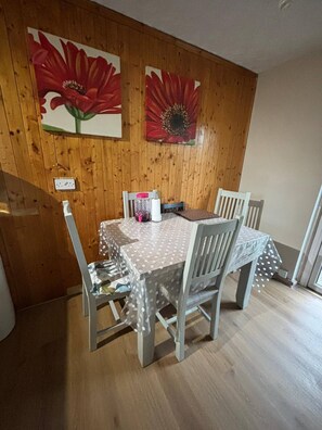 Slaapzaal, 1 slaapkamer, patio | Dineren