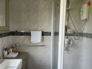 Slaapzaal, 1 slaapkamer, patio | Badkamer