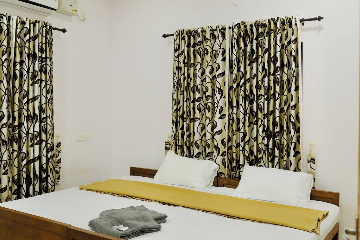 Quadruple Room | Desk, laptop workspace, free WiFi
