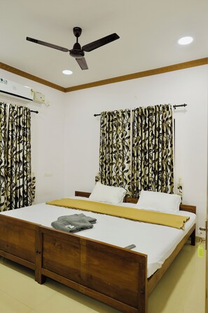Family Room | Desk, laptop workspace, free WiFi