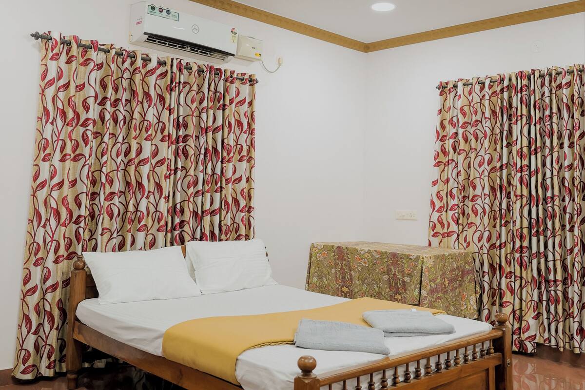 Deluxe Double Room | Desk, laptop workspace, free WiFi