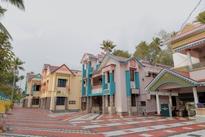 Una hilera de casas coloridas con un sendero empedrado.