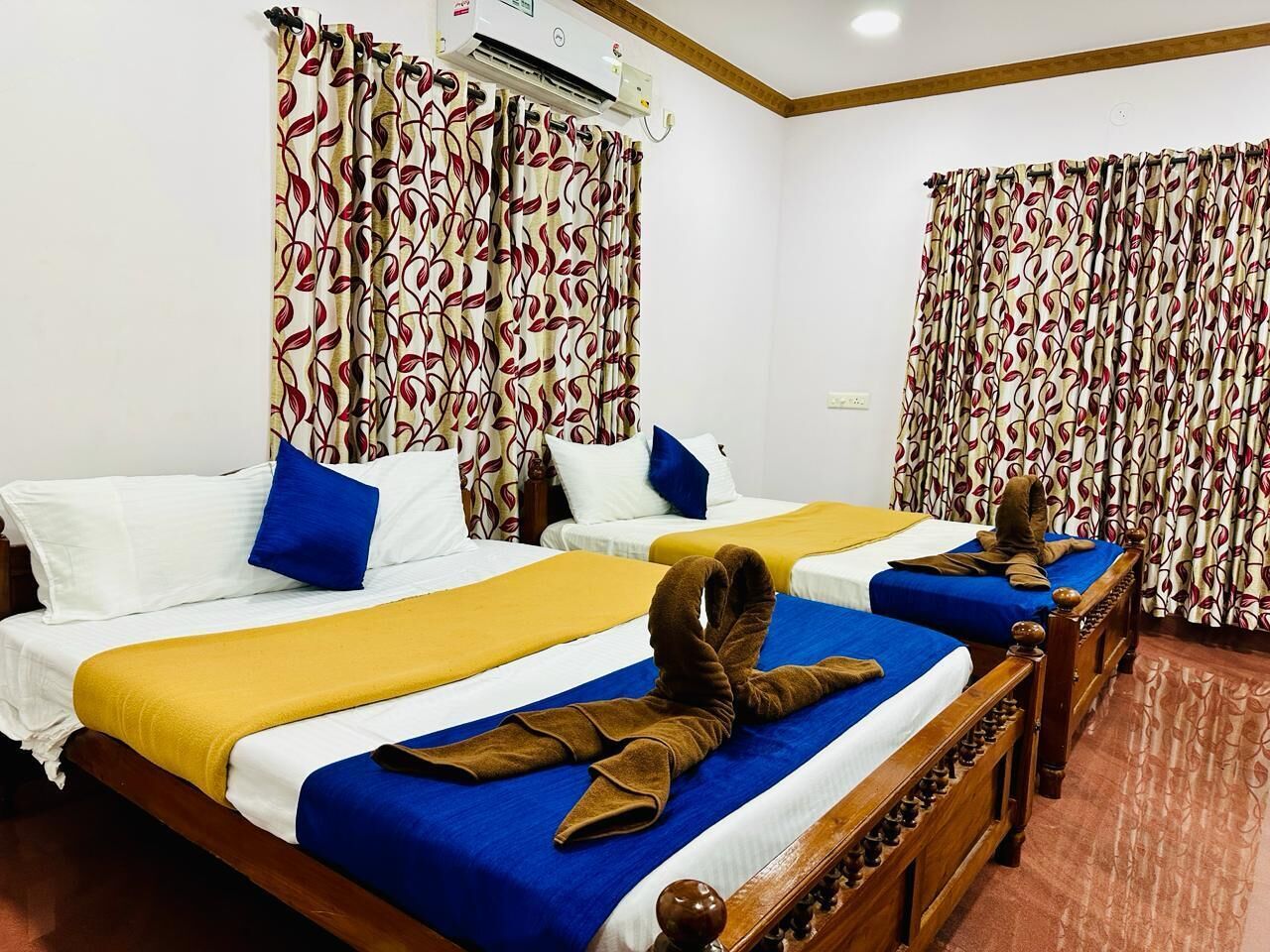 Family Room | Desk, laptop workspace, free WiFi