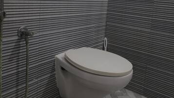 Habitación cuádruple | Baño | Ducha, toallas, jabón y champú