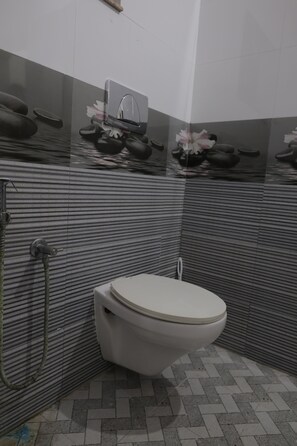 Habitación cuádruple | Baño | Regadera, toallas, jabón, shampoo 