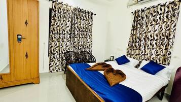 Deluxe Double Room | Desk, laptop workspace, free WiFi