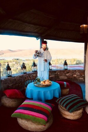 Outdoor dining - Kasbah Beldi (Lalla Takarkoust)