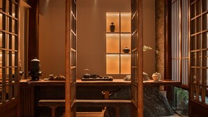 A traditional Japanese room with tatami flooring, sliding doors, and a view of a garden through a window. - Liaoxin Valley Forest Hotel (Chengdu)