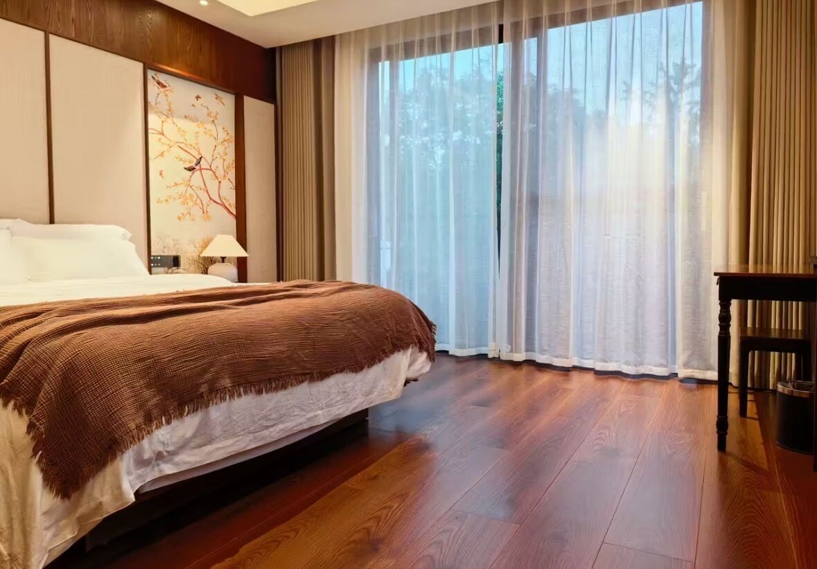 Signature Suite, Valley View | Desk, laptop workspace, free WiFi