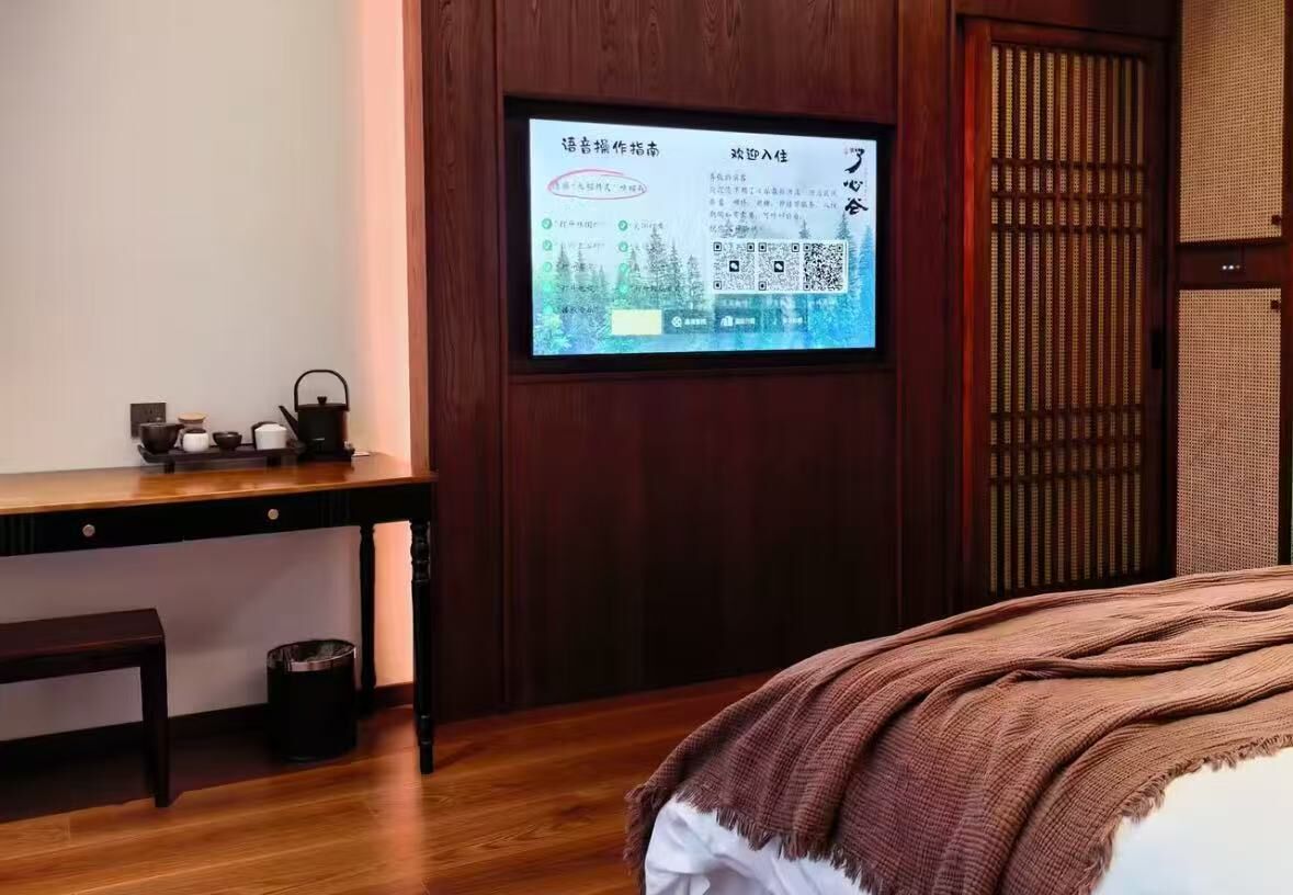 Signature Suite, Valley View | Desk, laptop workspace, free WiFi