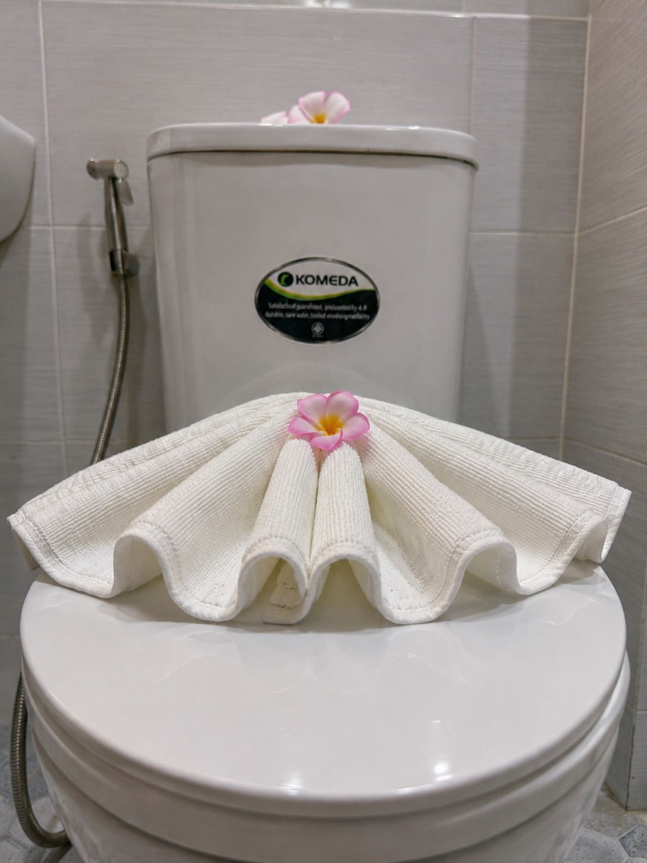 Un inodoro con asiento blanco y una decoración floral.