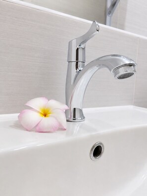 Douche, serviettes fournies, savon, shampoing