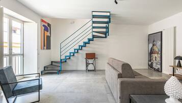 Apartment, 2 Schlafzimmer, Balkon | Wohnbereich | 30-Zoll-Fernseher mit Satellitenempfang