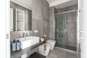 Apartment, 2 Schlafzimmer, Balkon | Badezimmer