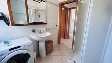 Doccia, bidet, asciugamani
