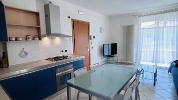 Fridge, dishwasher