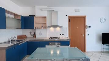 Fridge, dishwasher