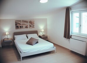 WiFi, bed sheets - Room 'Camera Tripla Bagno Privato Esterno' with Shared Terrace, Wi-Fi and Air Conditioning (Minturno)