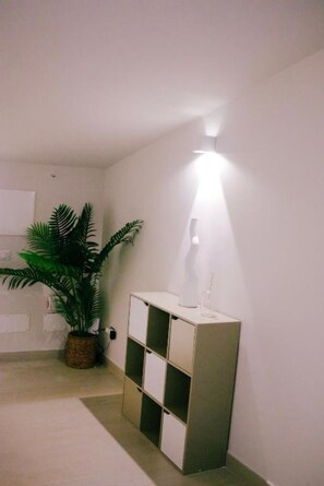 Interior - Room 'Camera Tripla Con Bagno Privato' with Shared Terrace, Wi-Fi and Air Conditioning (Minturno)