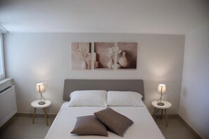 WiFi, bed sheets - Room 'Matrimoniale Con Bagno Privato' with Shared Terrace, Wi-Fi and Air Conditioning (Minturno)